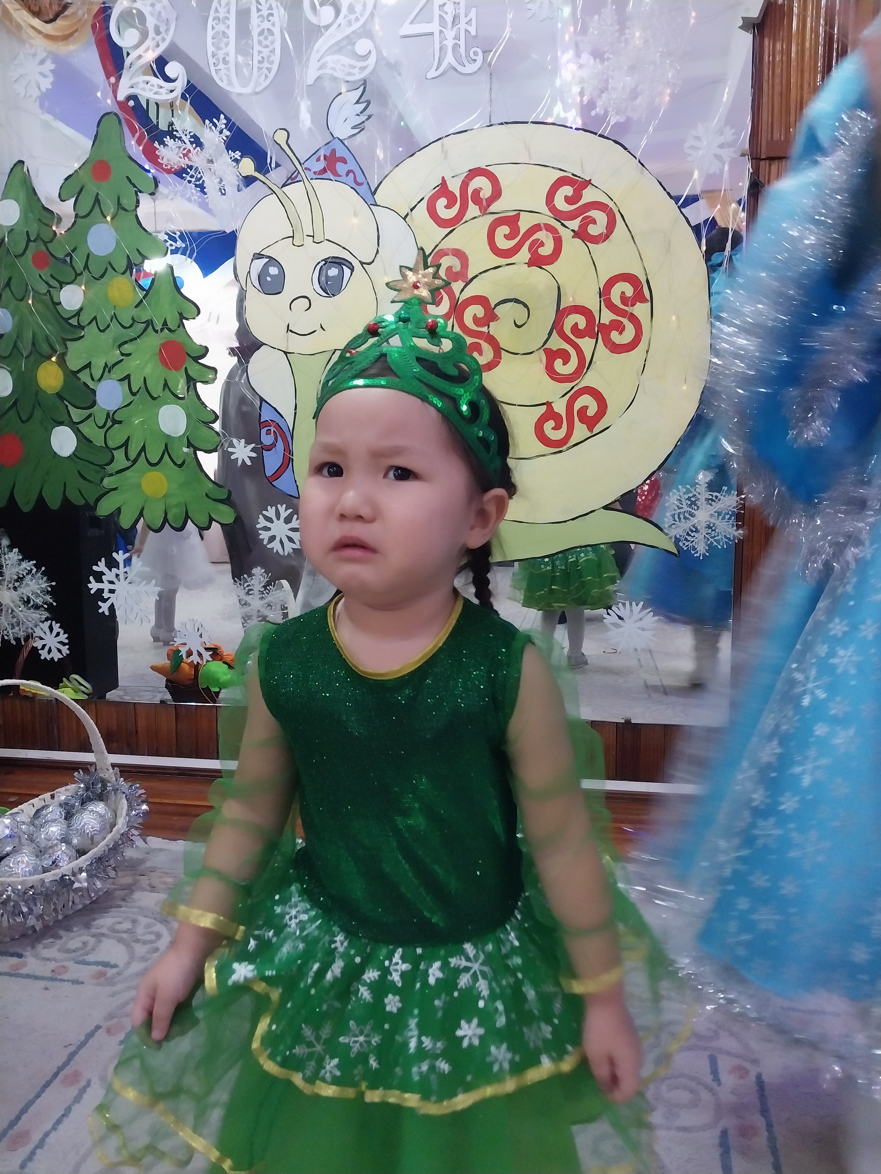 Ерте жас және кіші топтардың жаңа жылдық ертеңгіліктері